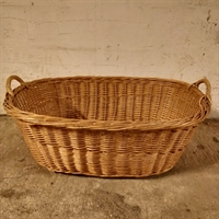oval gammel flettet vasketøjskurv med håndtag, fra Sverige genbrug